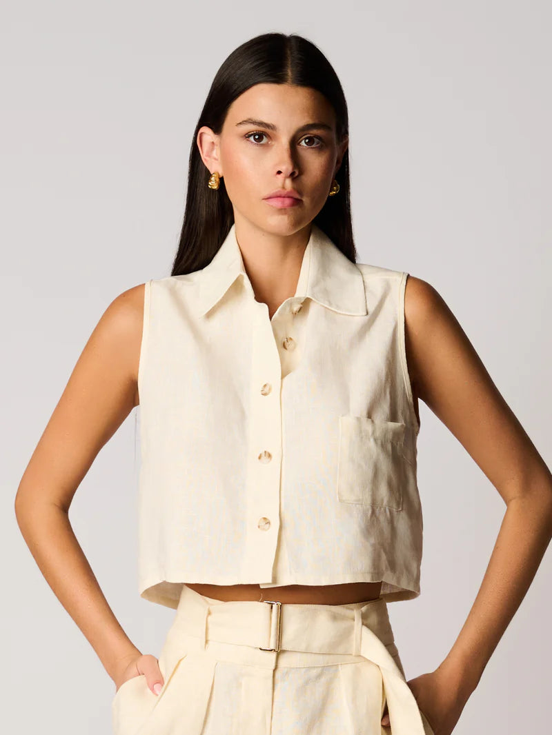 Hevron Katja Top in 100% linen – sleeveless cropped blouse with boxy fit, fold-over collar, and front buttons in natural fabric.