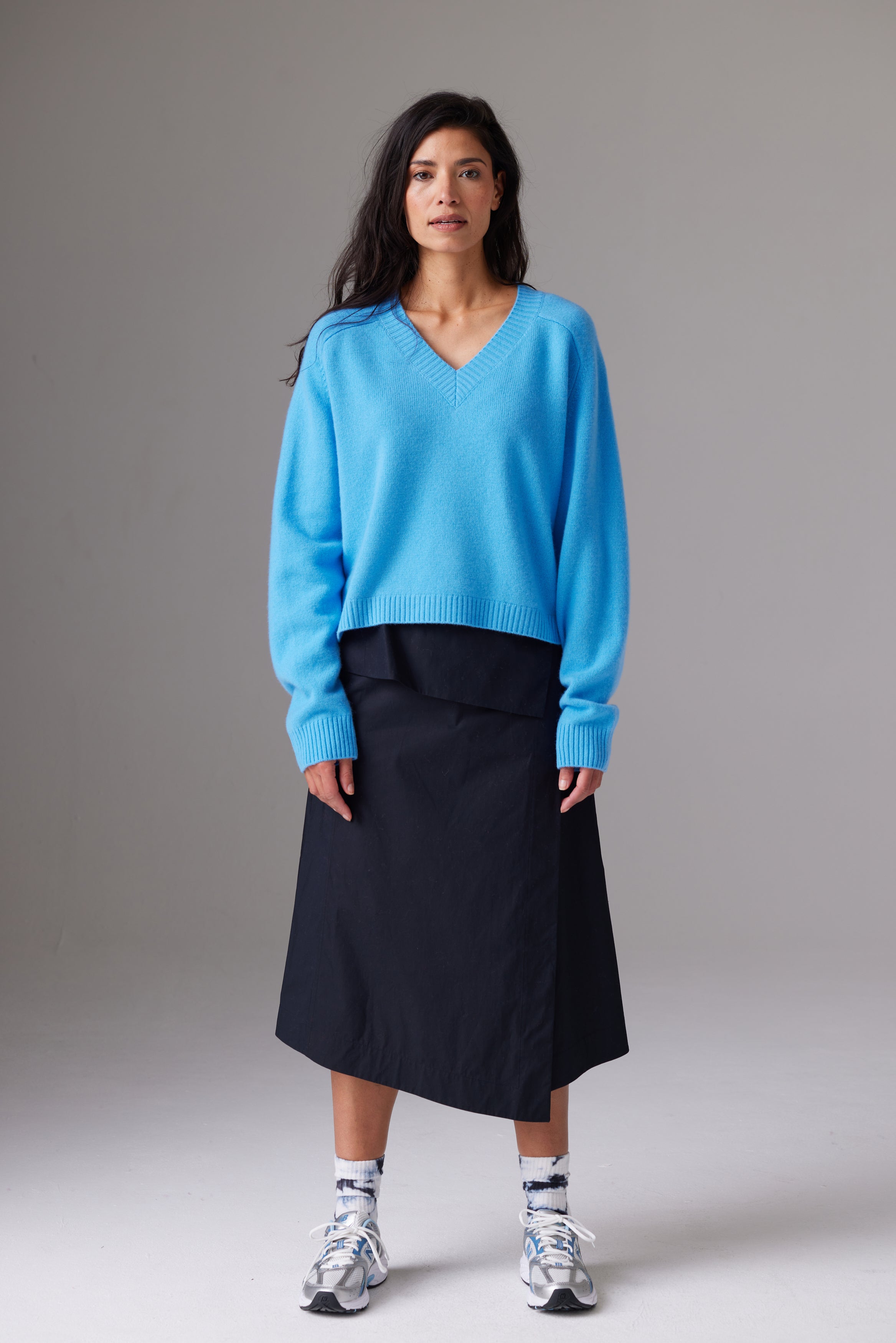 "Colorush Santana V-Neck Sweater in pure cashmere with relaxed fit"

"Soft cashmere Santana V-Neck Sweater with OEKO-TEX certified dyes"

"Classic V-neck sweater in pure cashmere by Colorush, relaxed silhouette"

"Sustainable Santana V-neck cashmere sweater with soft hand feel"

"Colorush Santana V-neck sweater, ethically crafted from pure cashmere"

"Machine washable Santana V-neck sweater in light cashmere with relaxed fit"

"Colorush Santana V-neck cashmere sweater in neutral color for everyday wear"

"L